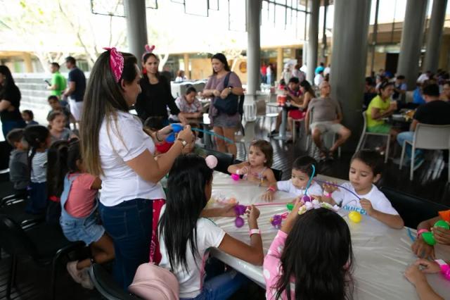 Niños realizan actividades lúdicas en el bazar
