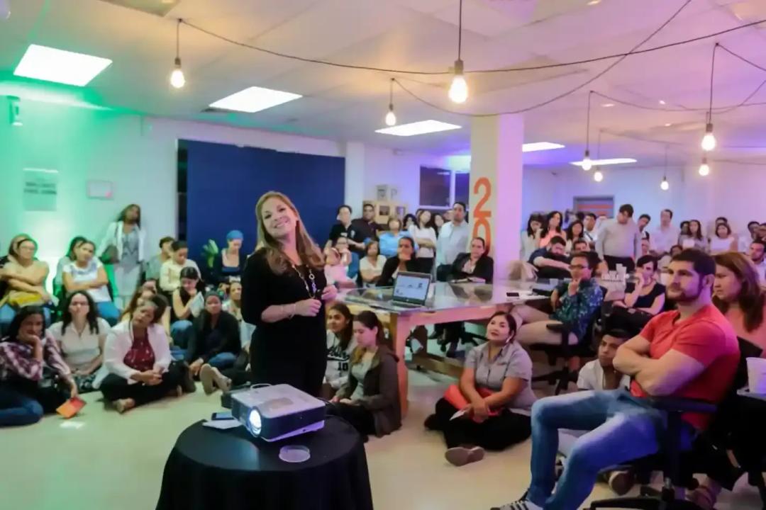 Un grupo de personas se reúne en el auditorio de Ciudad del Saber para escuchar una exposición