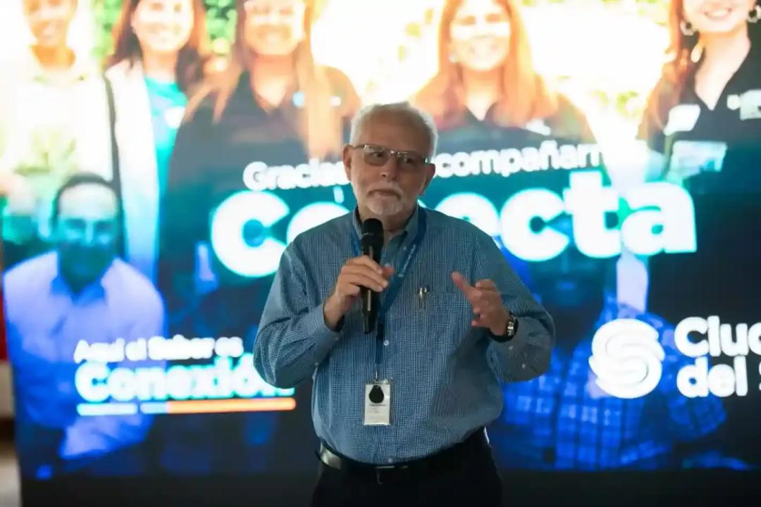 Presentador en una conferencia dirigiéndose a un público Ciudad del Saber