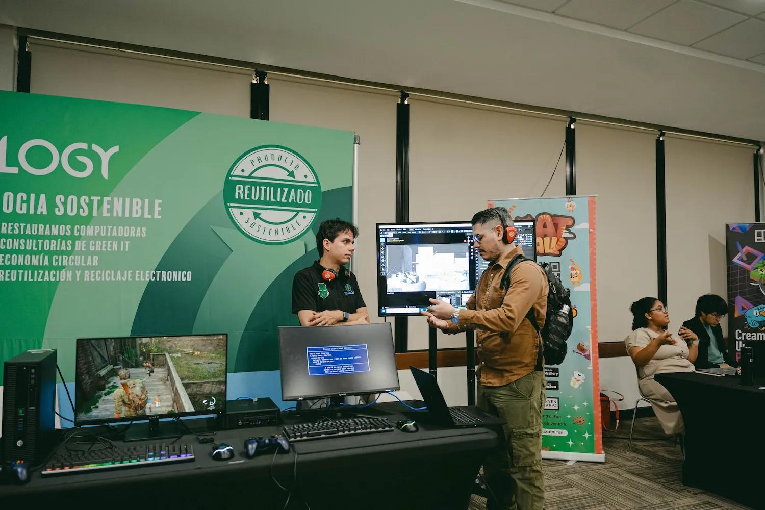 estudiantes exponen sus programas