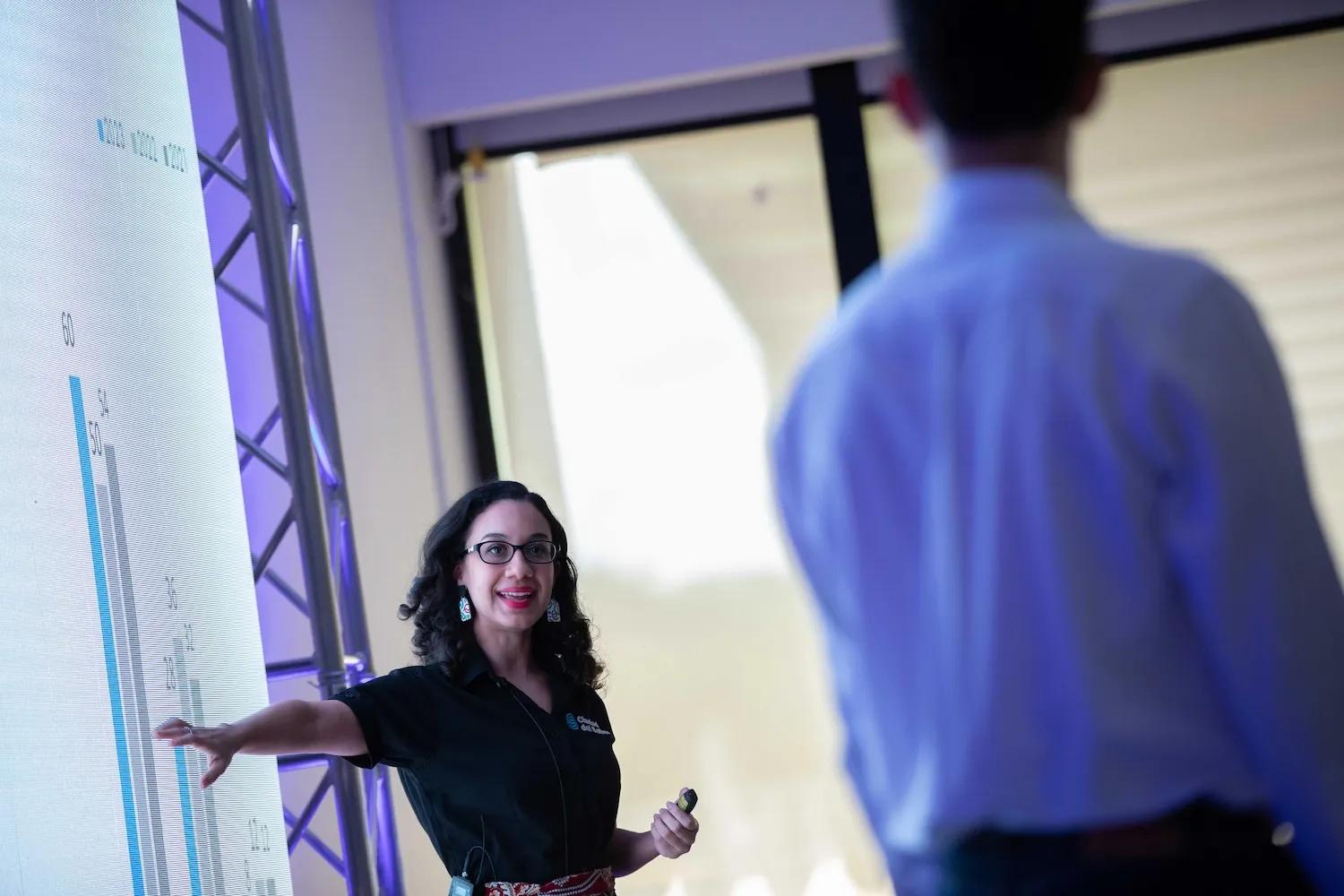 Mujer expone gráficos en alguna charla