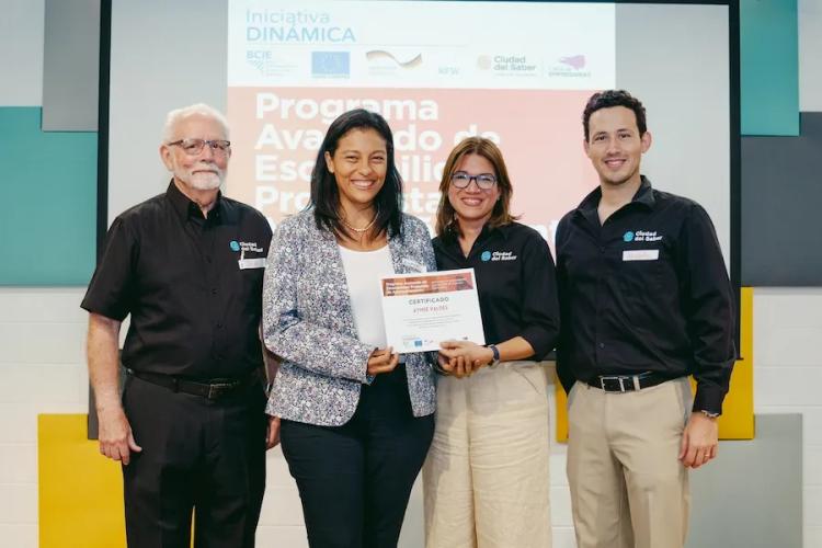 reconocimiento a persona del programa emprendimiento avanzado de Ciudad del Saber