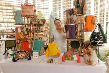 Empresarias mostrando diferentes productos