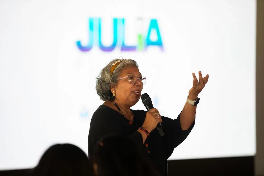Exposición por parte de una mujer sobre JULIA en Ciudad del Saber