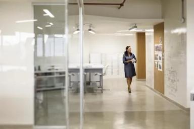 Mujer recorre los espacios e instalaciones de Ciudad del Saber
