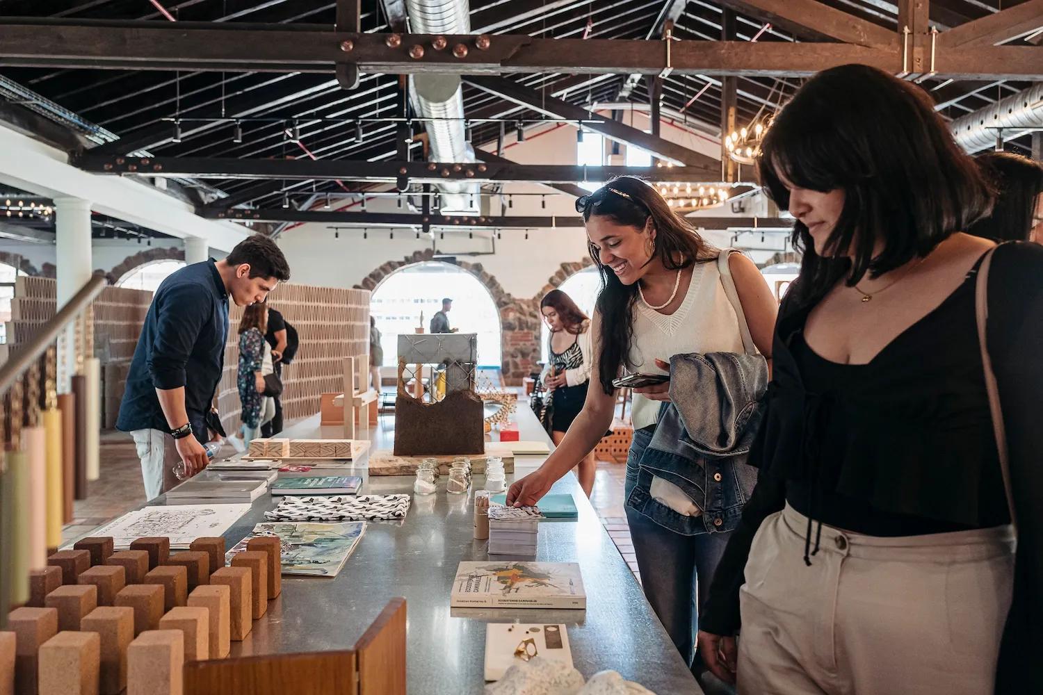 Mujeres visitan y miran algunos productos de algún stand de una feria en Ciudad del Saber