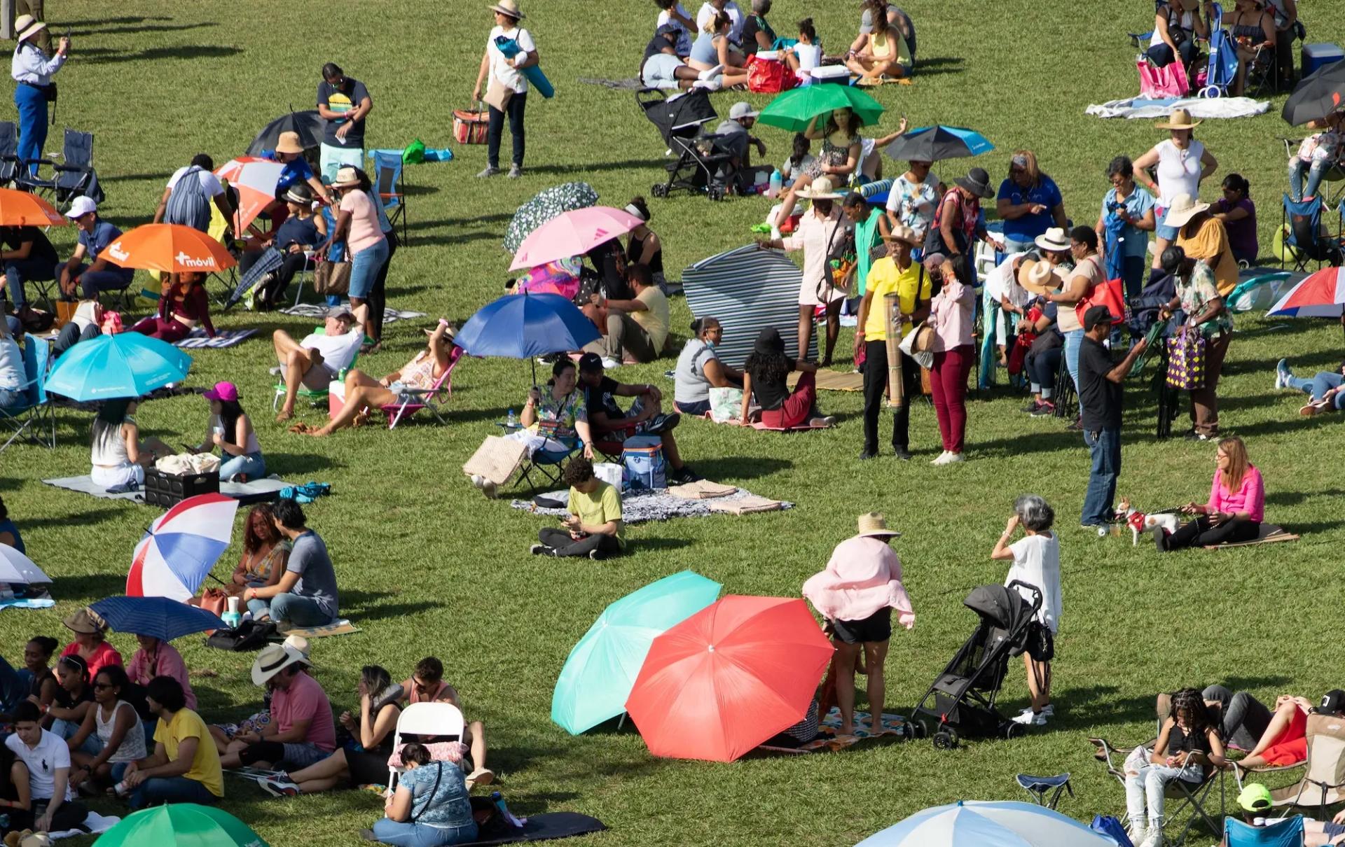 Personas disfrutan los espacios verdes de Ciudad del Saber