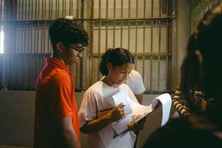 Jovenes atentos revisan sus guiones