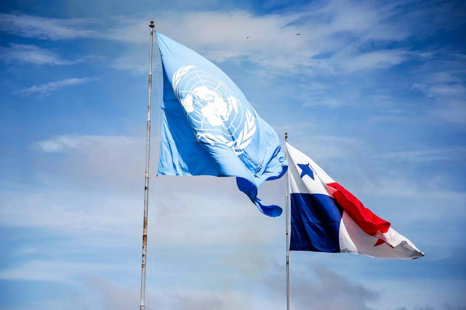 Banderas de Naciones Unidas y de Panamá