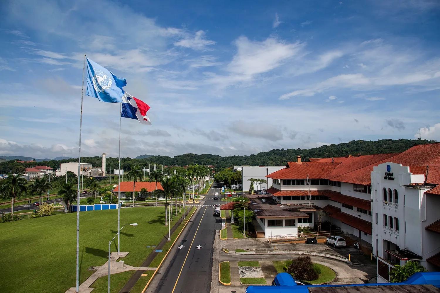 Banderas de Naciones Unidas y de Panamá en Ciudad del Saber