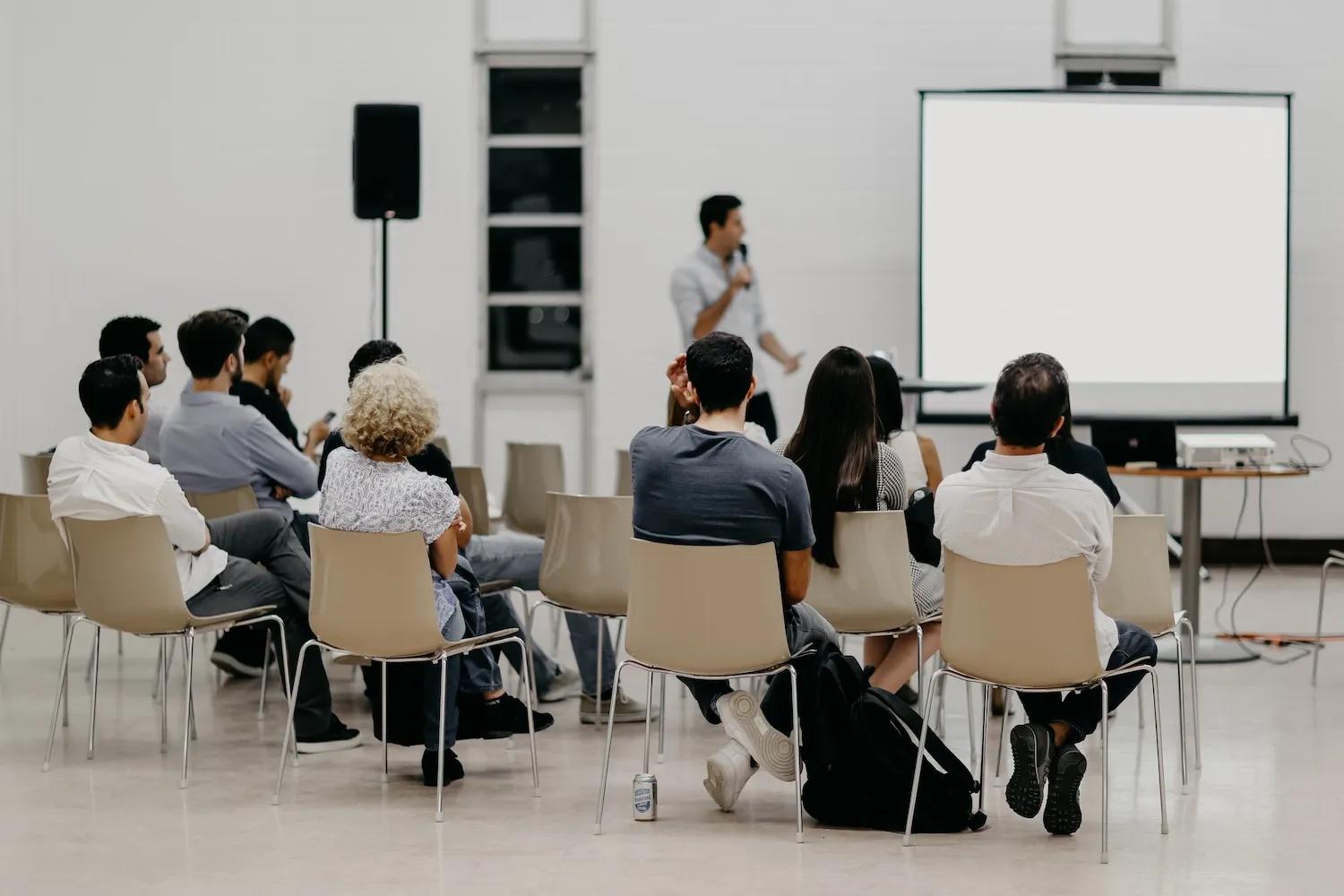 Personas reunidas en algún auditorio de Ciudad del Saber