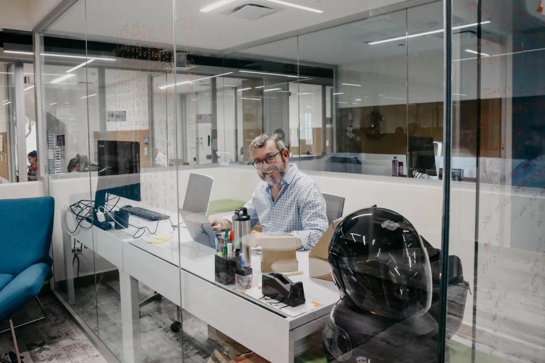 Hombre sonriente en su lugar de trabajo