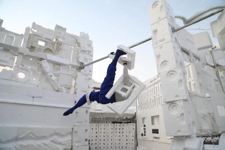 Artista realiza un representación artística en una instalación en Ciudad del Saber