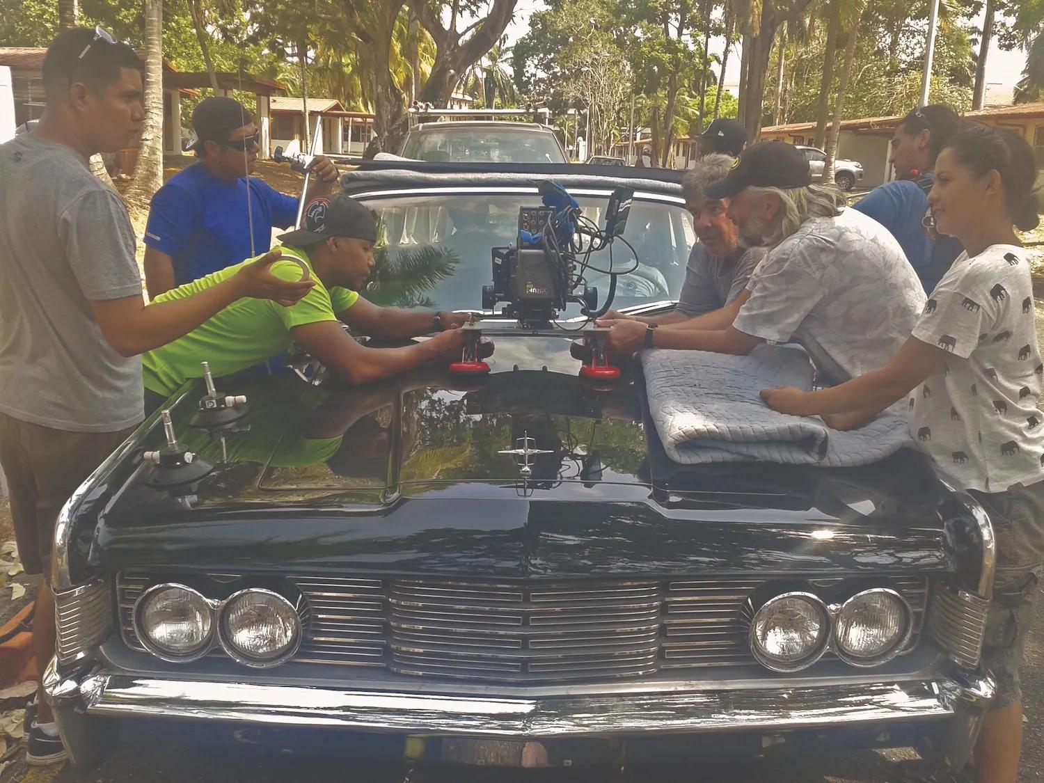 Personas reunidas en torno a un vehículo realizan pruebas en este