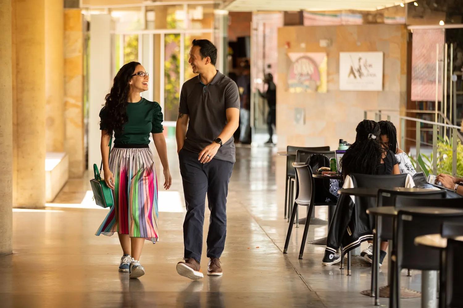 Dos personas recorrieron los espacios de La Plaza de Ciudad del Saber