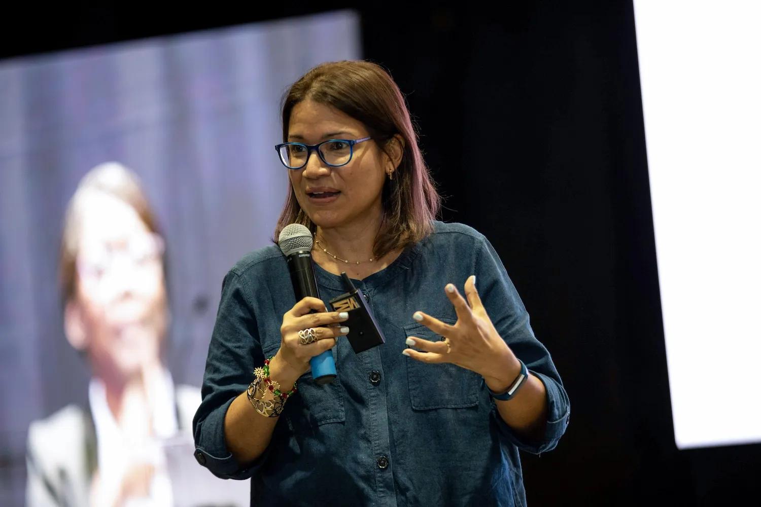 Mujer realiza charla en Ciudad del Saber