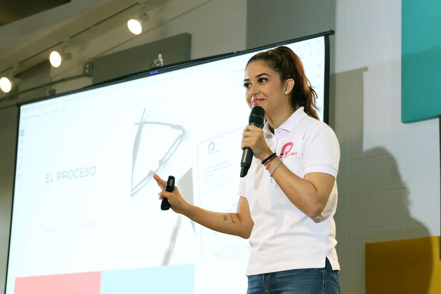 Mujer realiza capacitación en el programa de incubación y desarrollo