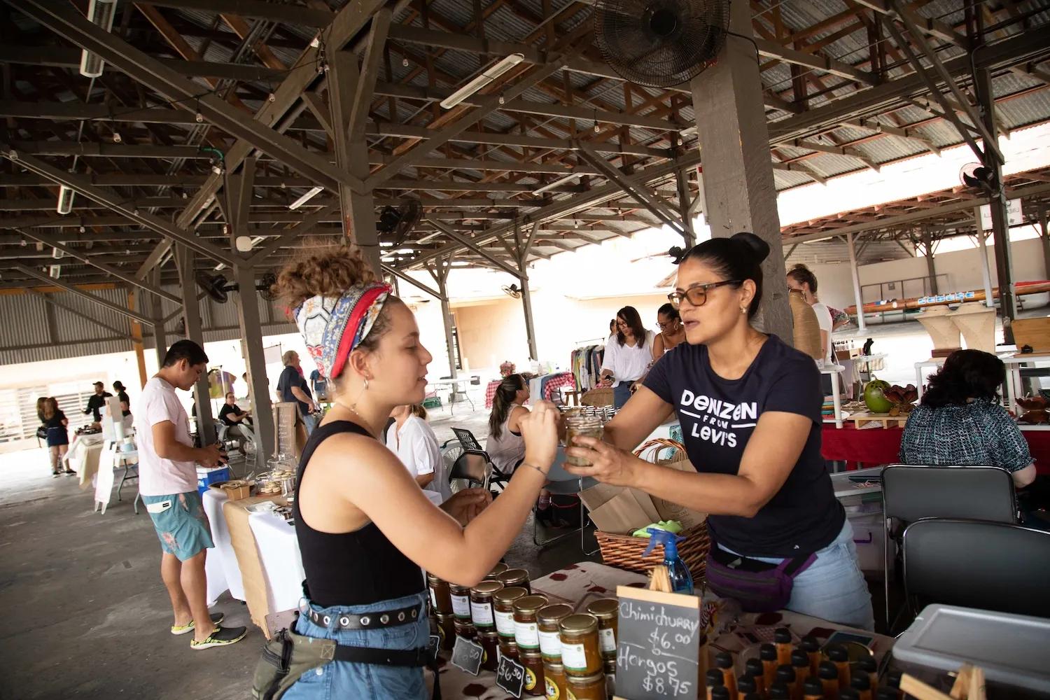 Intercambio de productos en el Mercado Urbano de Ciudad del Saber