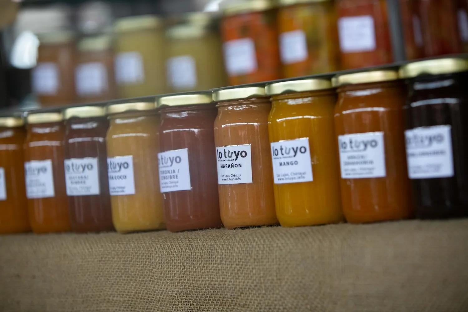 Frascos de conservas en el Mercado Urbano de Ciudad del Saber