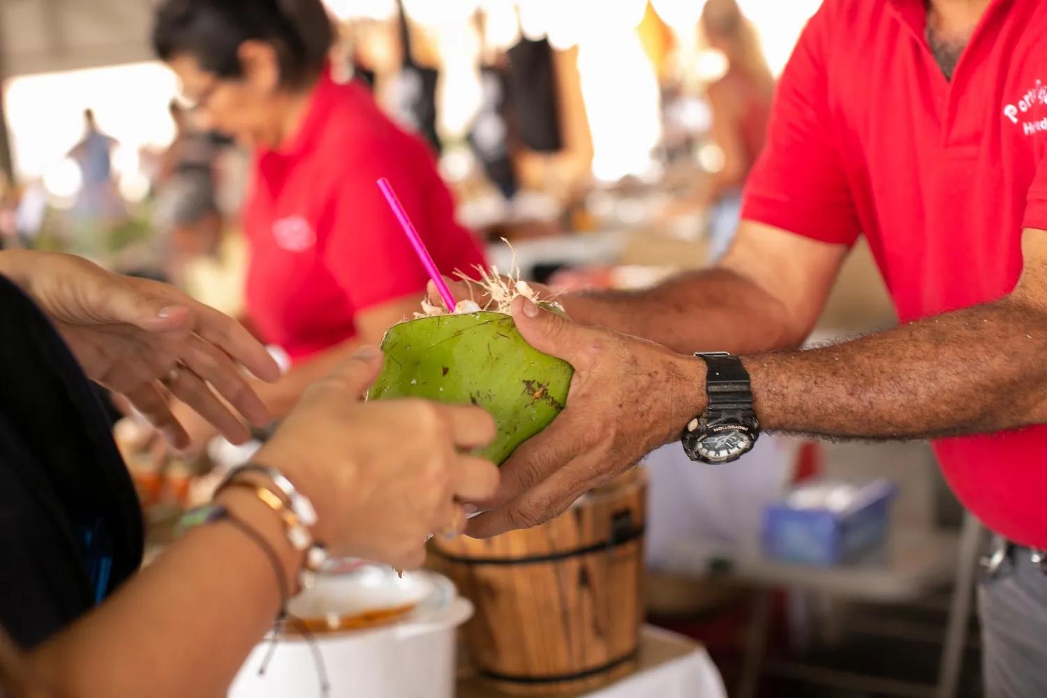Intercambio de productos en el Mercado Urbano de Ciudad del Saber