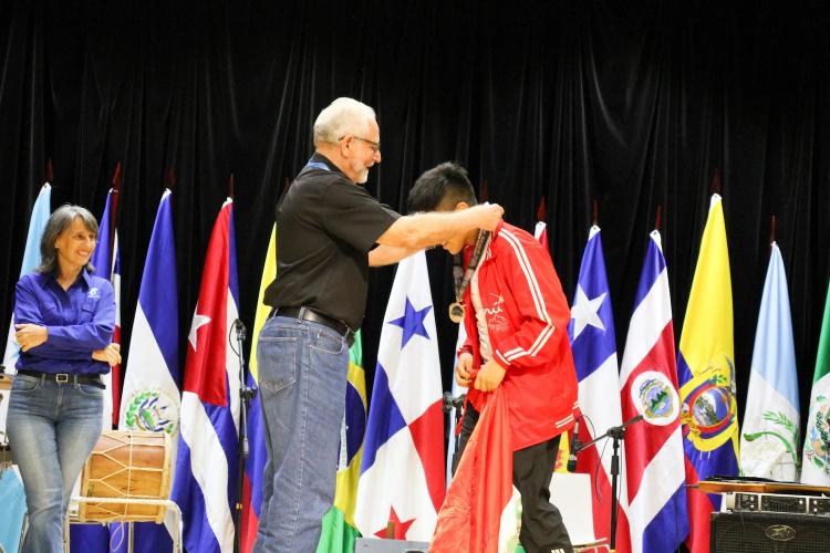 Reconocimiento a joven por parte de Ciudad del Saber