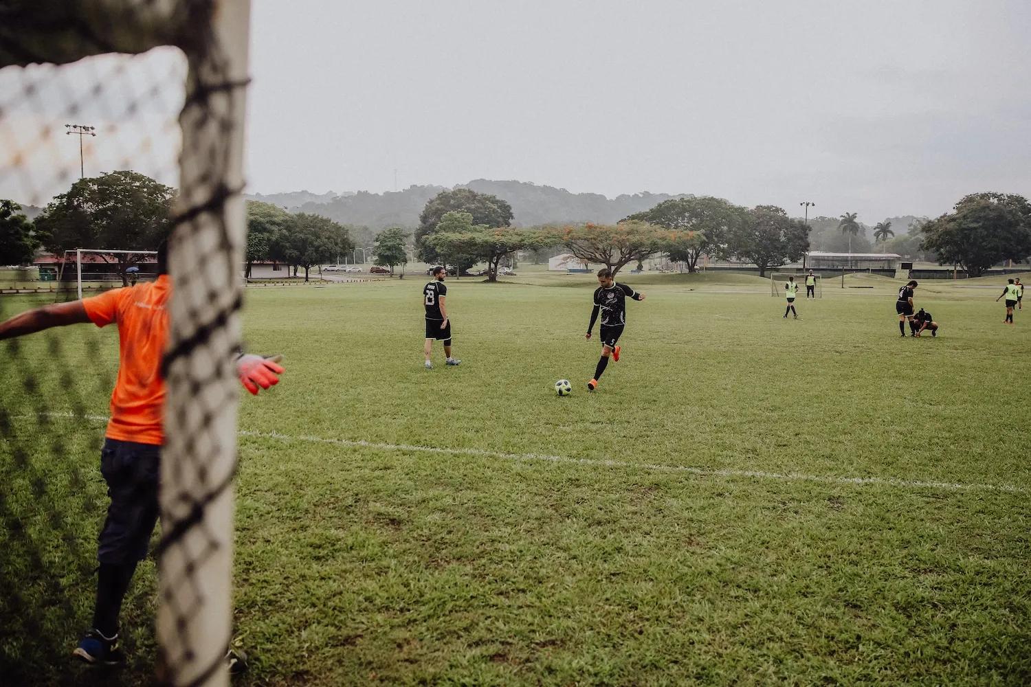 Personas juegan fútbol en el Parque Ciudad del Saber