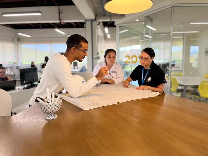 Joven reunidos en oficina de Ciudad del Saber