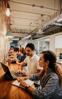 Personas observan y revisan alguna presentación del programa innovar de Ciudad del Saber