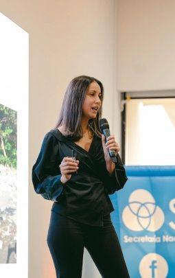 Mujer realizar una charla para el programa innovar de Ciudad del Saber