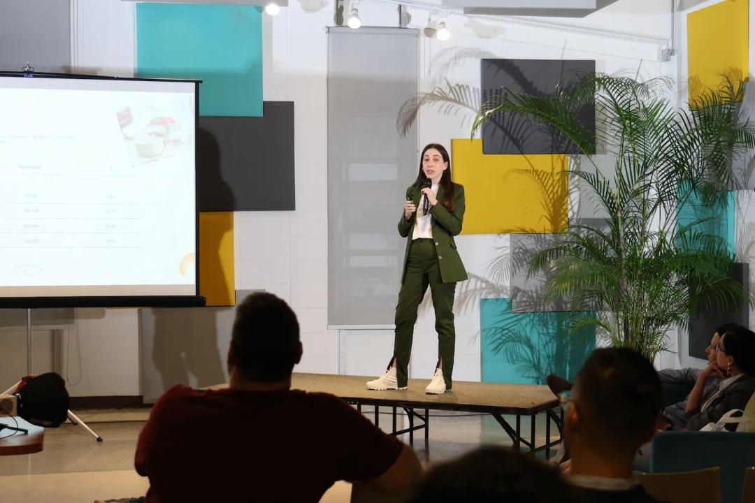 Mujer en un auditorio en una capacitación