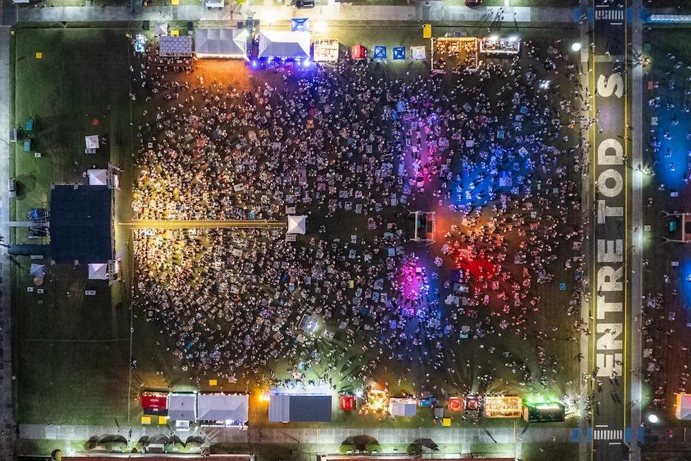 Imagen aérea de un dron de un evento de Ciudad del Saber