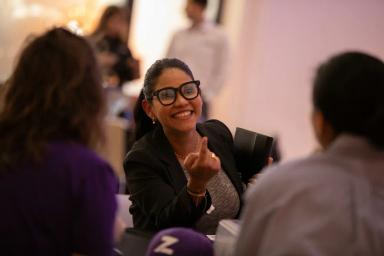 personas comparten ideas en una mesa