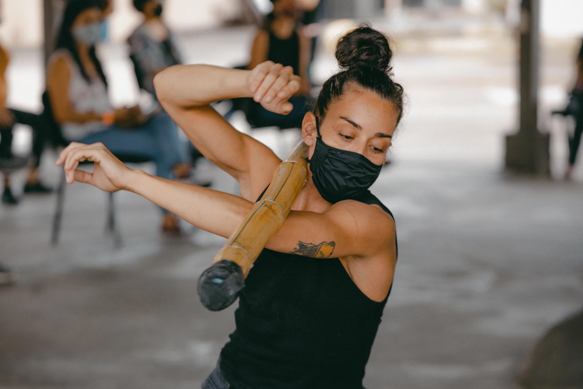 Artista realiza performance