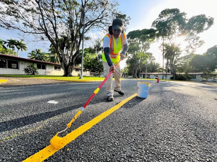 Personal de Ciudad del Saber pinta y embellece el campus