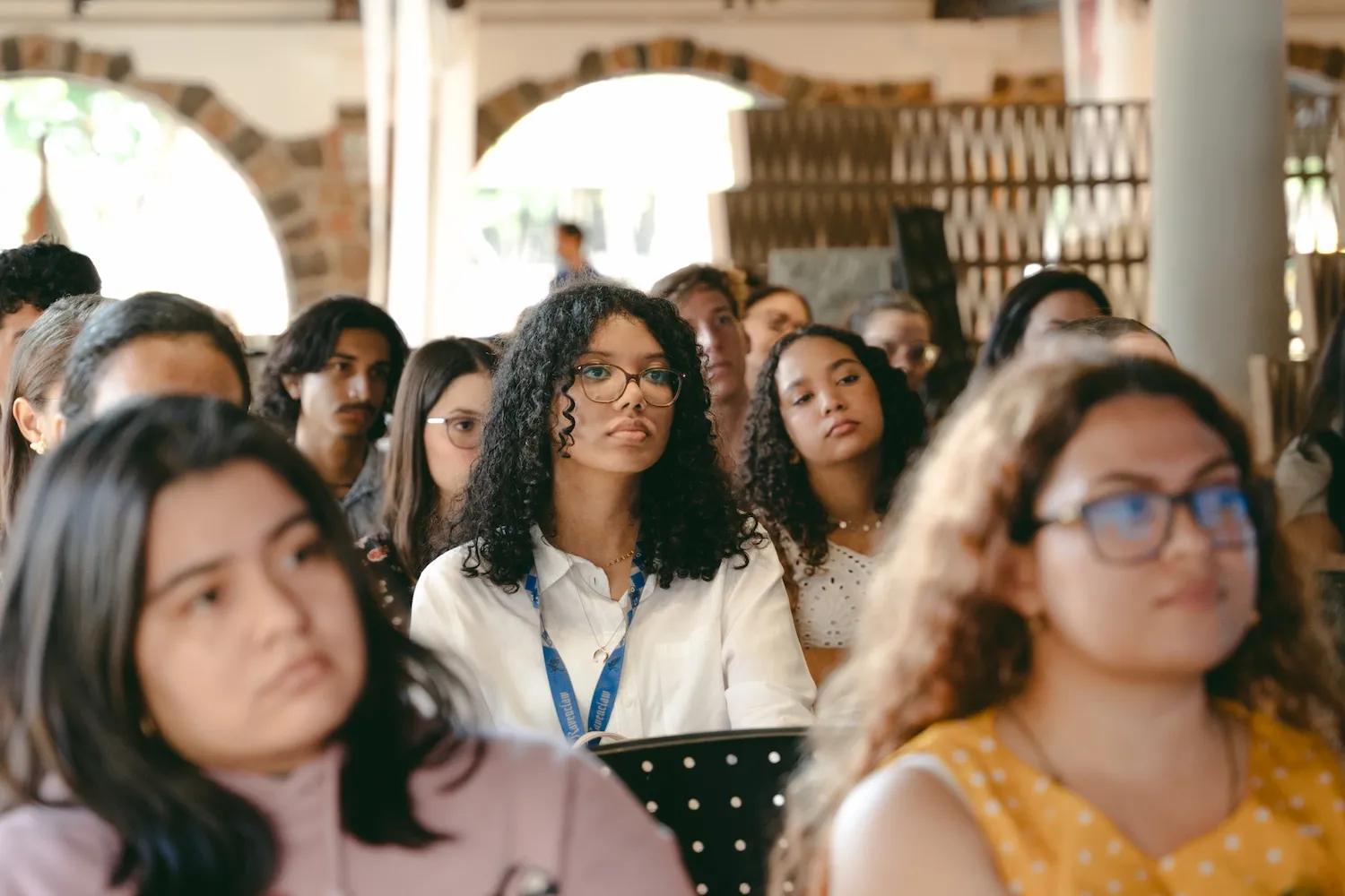 Mujeres expectantes en conferencia del canal de empresarias de Ciudad del Saber