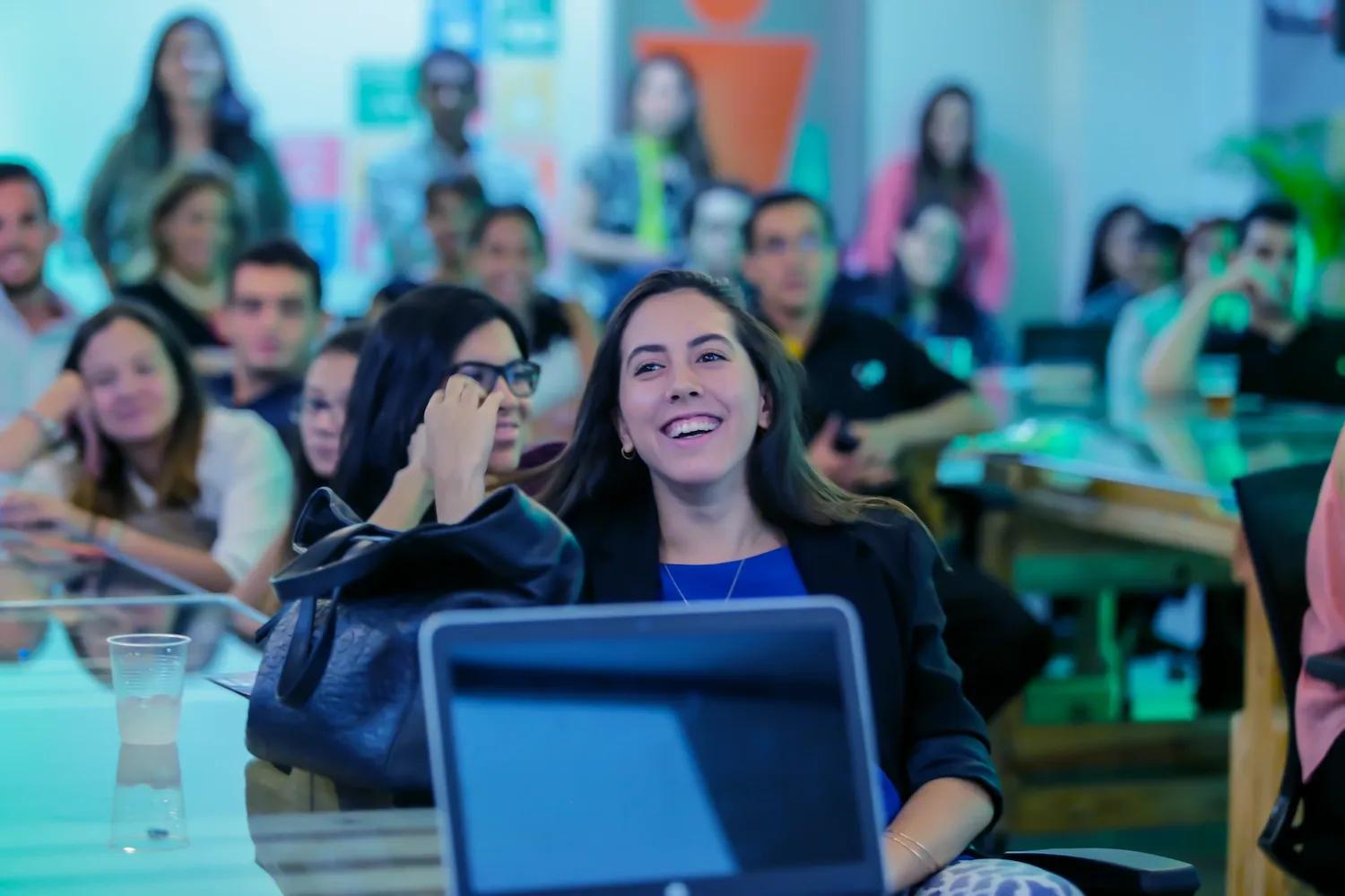 Jovenes sonrientes hacen parte de una charla en Ciudad del Saber