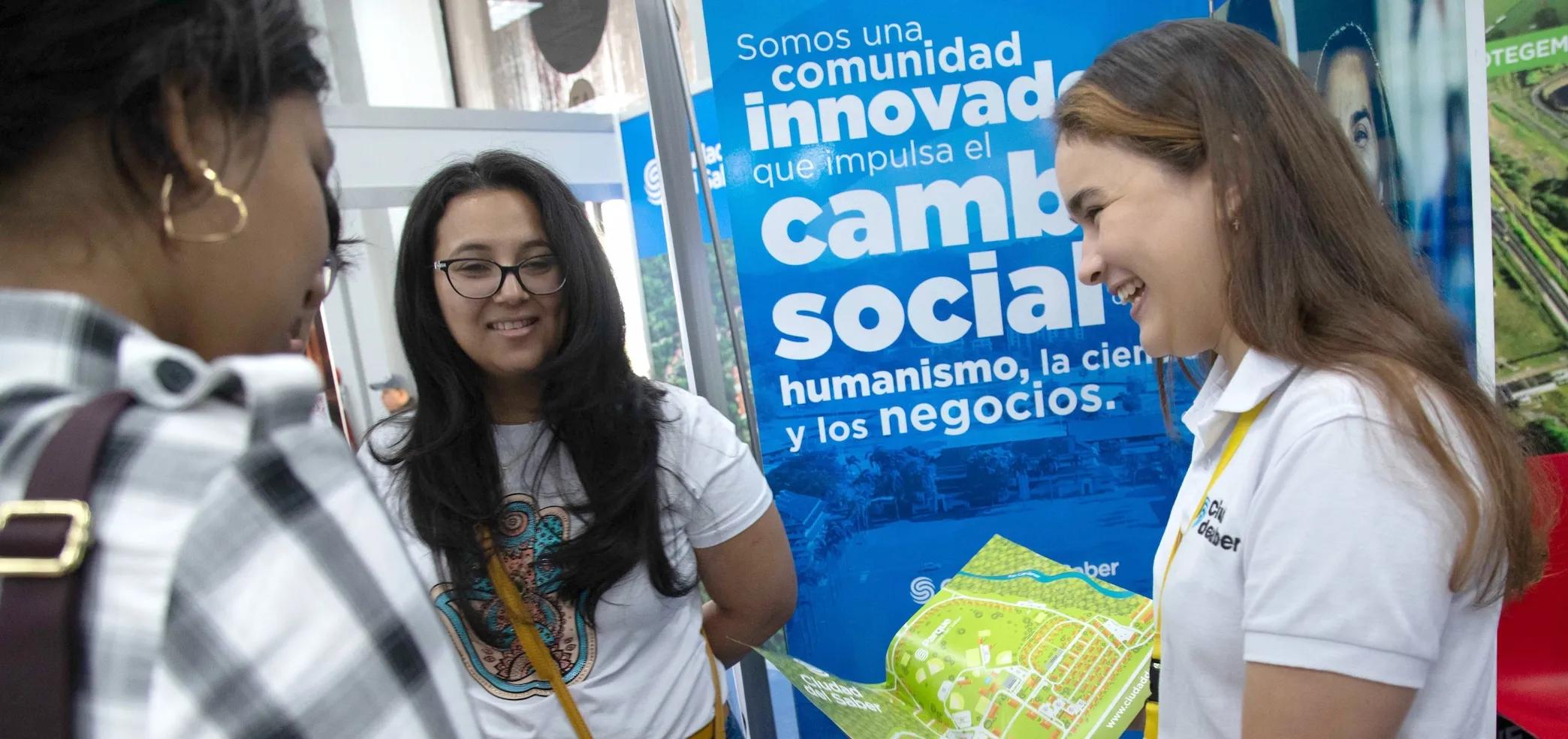 Personal de Ciudad del Saber comparte junto al publico algunas indicaciones