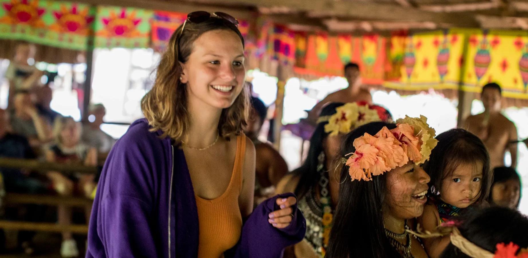 Mujer comparte con diferentes personas de una cultura indigena