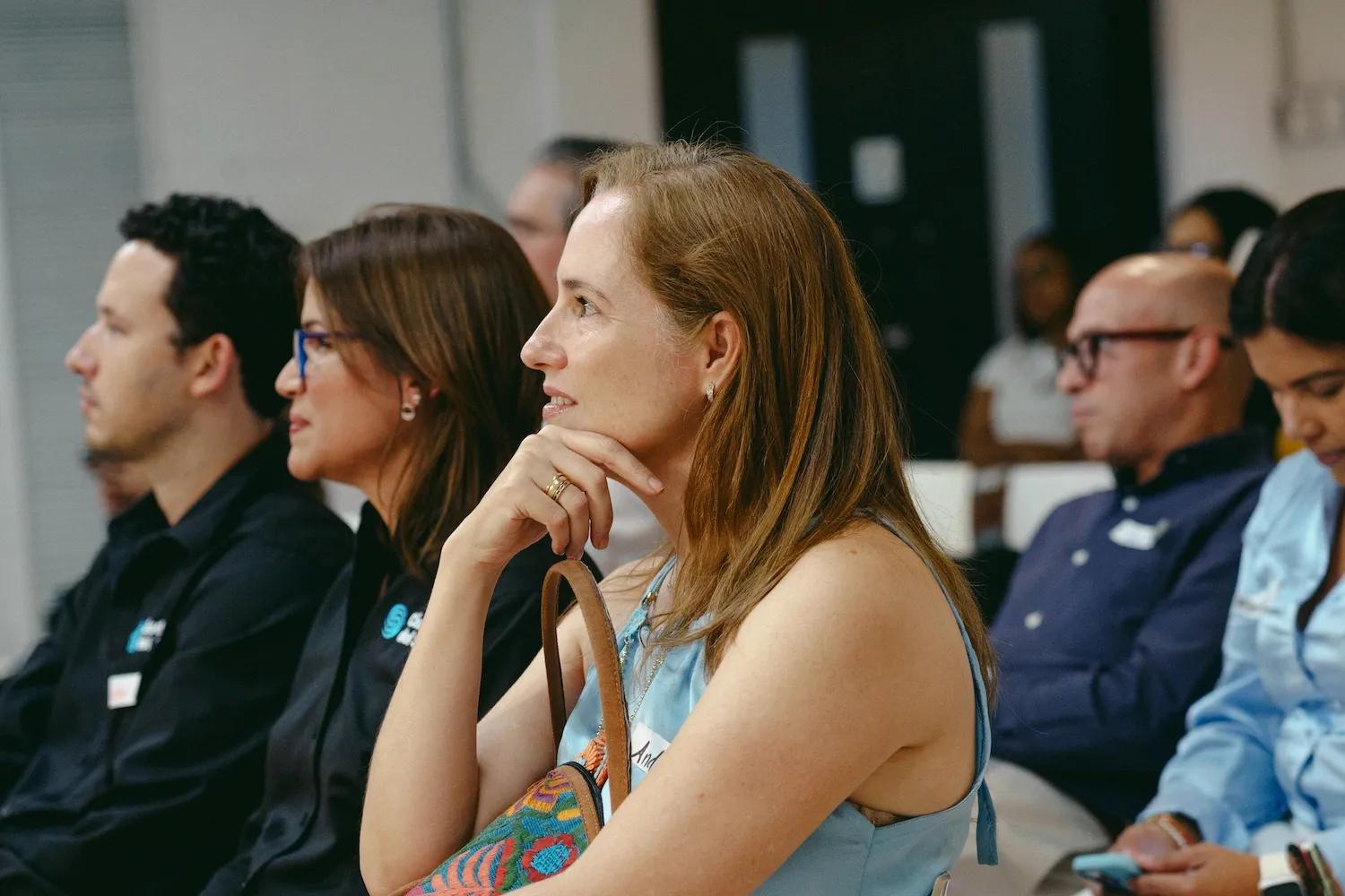 Mujer muy atenta en una capacitación