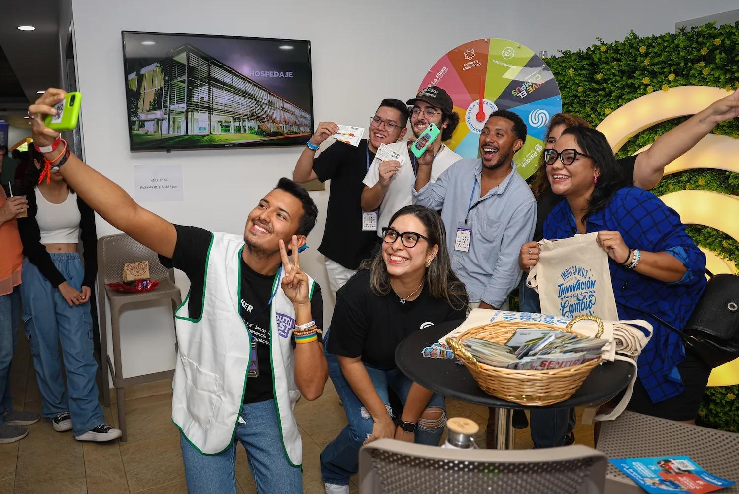 Jovenes miembros del centro innovación de Ciudad del Saber