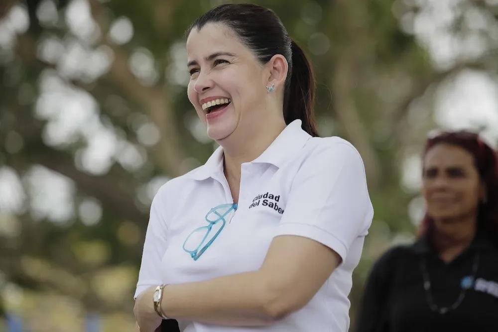 Mujer sonriente en alguna actividad, cuenta con una camiseta de Ciudad del Saber